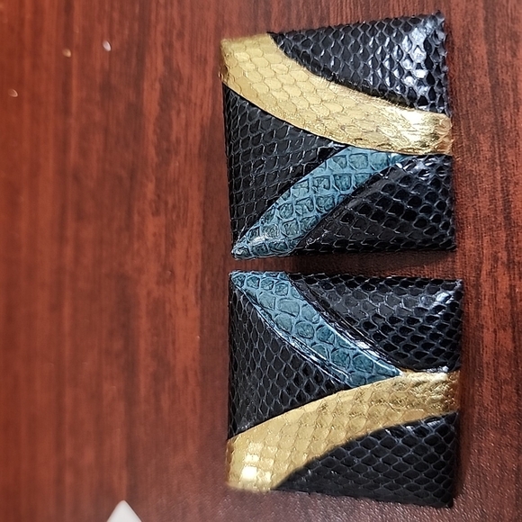 Elegant Black and Gold Men's Accessory - Picture 3 of 3